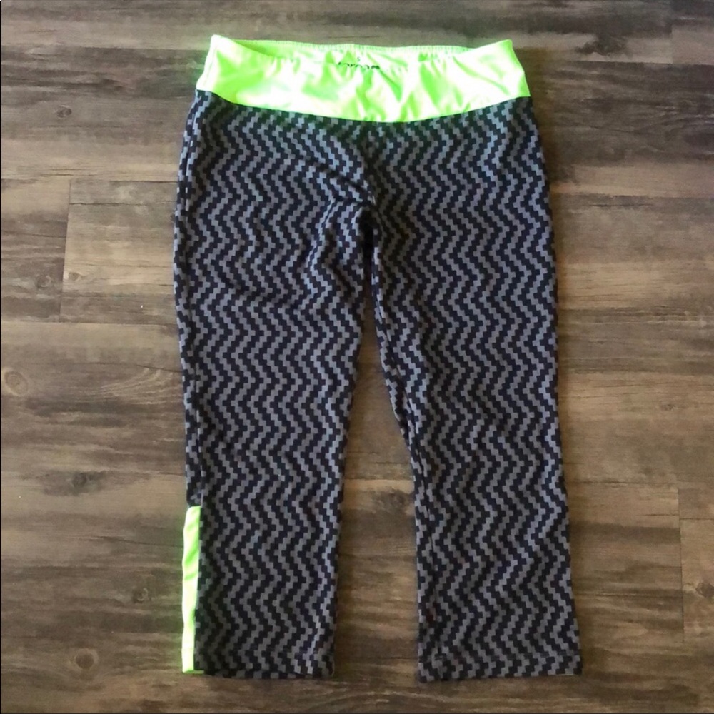 Tarea by Rue21 Capris Leggings size Small